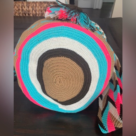 Unique and colorful artisan handmade colombian mochila (bag) - Picture 6 of 7